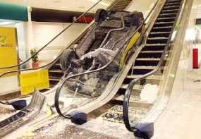Mobil Jatuh ke Mal, Dua Gadis Tewas 