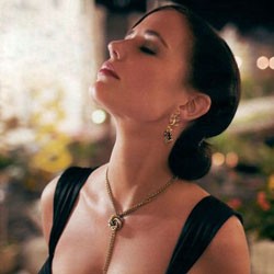 Eva Green Dibikin Repot Gaun