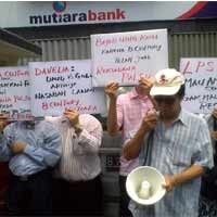 Nasabah Unjuk Rasa, Bank Century Dilempar Telur Busuk