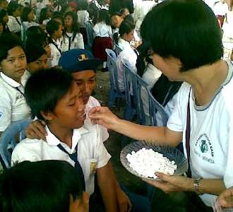 Bagi-bagi Obat Cacing di Kremil