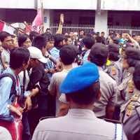 Polwan Tahan Langkah Demonstran di Braga