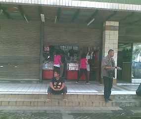 Pertokoan di Dalem Kaum Meringis