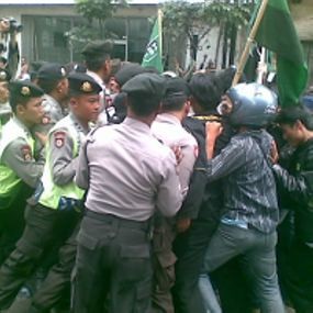 Aksi Mahasiswa di Jalan Lengkong Kecil Sempat Ricuh