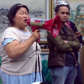 Ibu yang Diduga Kurang Waras Pecah Konsentrasi Demonstran 