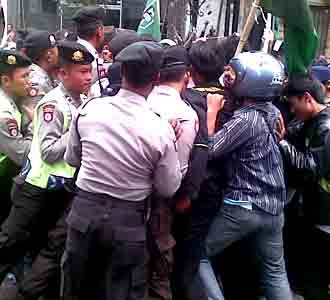Demo Sambut SBY di Pembukaan APA