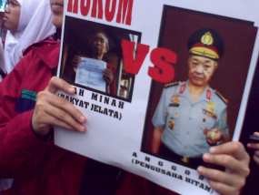 Di Semarang, Massa Usung Gambar Anggodo Berseragam Polri