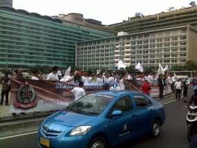 Massa Bagikan Mawar di Bundaran HI, Lalin Macet