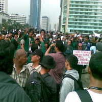 Massa Aksi Antikorupsi Bubar, Sampah Berserakan di Monas