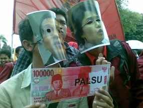 Mahasiswa Lemparkan Uang Receh ke Kantor BI Yogya