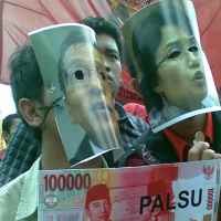 Mahasiswa Lemparkan Uang Receh ke Kantor BI Yogya