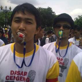 Ejek Pemimpin Cengeng, Pendemo Ramai-ramai Hisap Dot Bayi