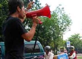Massa Turunkan Merah Putih Setengah Tiang, Demo di Makassar Ricuh