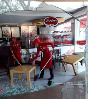 Massa di Makassar Juga Rusak Pos Polisi