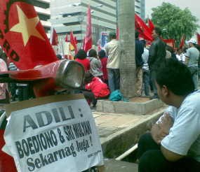 3 Pendemo Jatuh dari Metro Mini di Depan KPK
