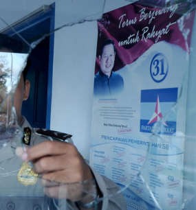 Massa Juga Lempari Bekas Kantor Demokrat Makassar