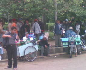 Berharap Untung Besar, Pedagang Kaki Lima Padati Monas