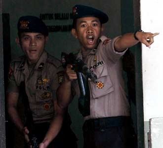 Demo Hari Antikorupsi di Makassar Ricuh