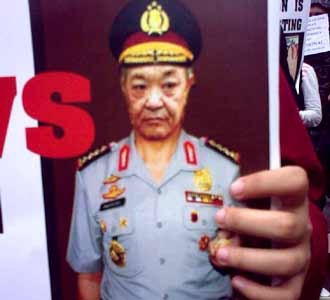 Massa Usung Anggodo Berseragam Polri