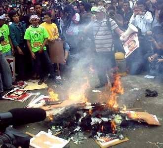 Pocong Sri Mulyani-Boediono Dibakar
