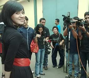 Stres Jelang Nikah, Dhini Aminarti Doyan Pijat