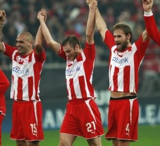 Olympiakos Atasi dan Temani Arsenal