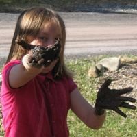 Bebaskan Anak Bermain Kotor Cegah Penyakit Saat Dewasa