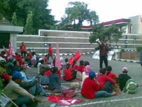 Berupaya Gagalkan Lelang Perusahaan, Buruh Bentrok dengan Polisi 