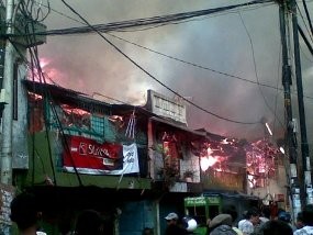 PDIP, PKS & Warga Buka Posko Bantuan