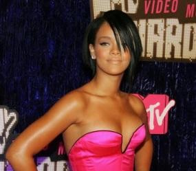 Ingin Jadi Lesbian, Rihanna Lirik Megan Fox