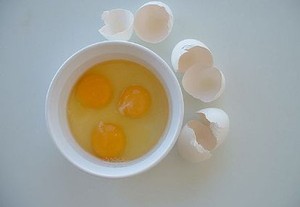 Bahaya Konsumsi Telur Mentah