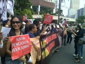 Tuntut Pengadilan HAM, Massa Bertopeng Aksi di Bundaran HI