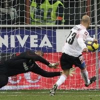 Miccoli-Bresciano Kembalikan Milan ke Bumi