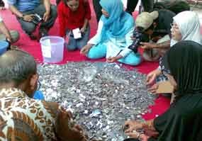 Mahasiswa Ramai-Ramai Jadi Relawan Penghitung Koin Prita