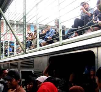 Penumpang KA Menumpuk di Depok
