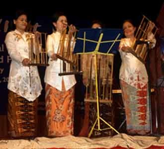 Angklung Meriahkan Indonesian Cultural Night 