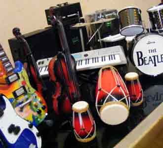 Beragam Miniatur Alat Musik