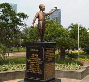 Mending Patung Bambang Pamungkas Daripada Obama