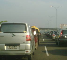 Baut Roda Patah, Kijang Oleng di KM 9.800 Tol Jagorawi