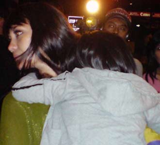 Luna Maya Gendong Anak Ariel