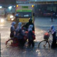Hujan Disertai Petir, Sebagian Kota Surabaya Listrik Padam