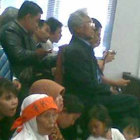 Sidang Belum Digelar, Warga Bershalawat