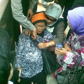 Perempuan Paruh Baya Kesurupan Saat Ikut Joget Kuda Lumping