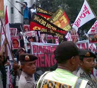Menuntut Transparansi Century