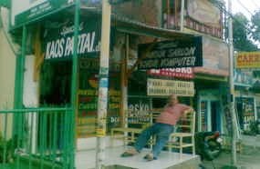 Perajin Spanduk Turun Order 50 Persen
