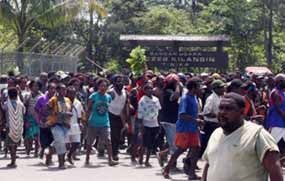 Jenazah Kwalik Diterbangkan ke Timika, Pendukung di Jayapura Demo