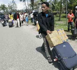 Bandara Diblokir, Penumpang Terlantar