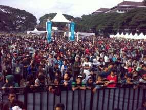 8 Ribu Pengunjung Padati Pensi SMA 19 di Saparua