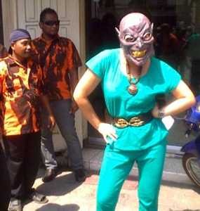 Prita, Manohara & Sri Gayatri Dianugerahi Pedang Keadilan