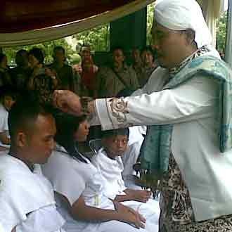 Keluarga Tentara Diruwat
