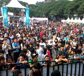 Pengunjung Padati Pensi SMA 19
